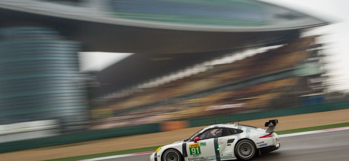 Shanghai LMGTE : Porsche et Aston Martin en tête à mi-course