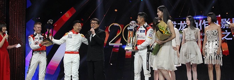 Jackie Chan soulève à son tour le trophée des 24 Heures du Mans !