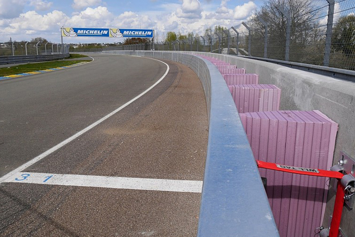 Improved safety measures installed at the Porsche Curves