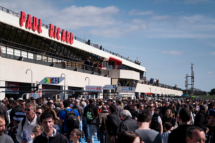 Grande foule dans l'allée des stands pour le Prologue