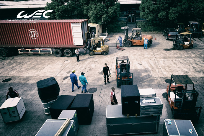 TIMELAPSE VIDEO:  See the Teams Unloading The Trucks in Shanghai