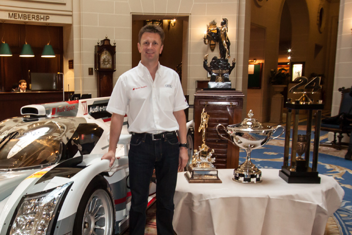 Allan McNish se voit remettre le Segrave Trophy