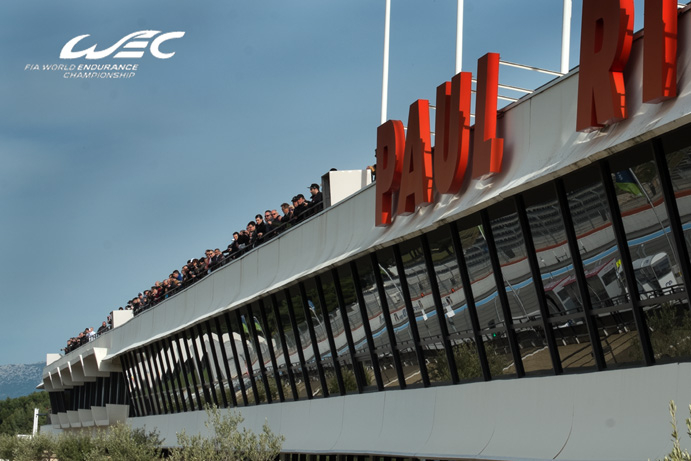 The Fans Arrive at the Prologue