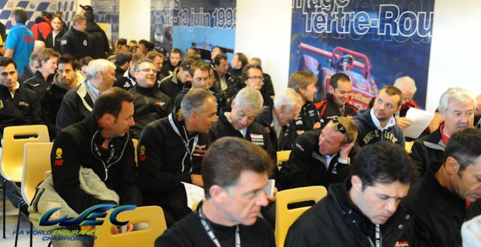 Studious atmosphere for the drivers' briefing