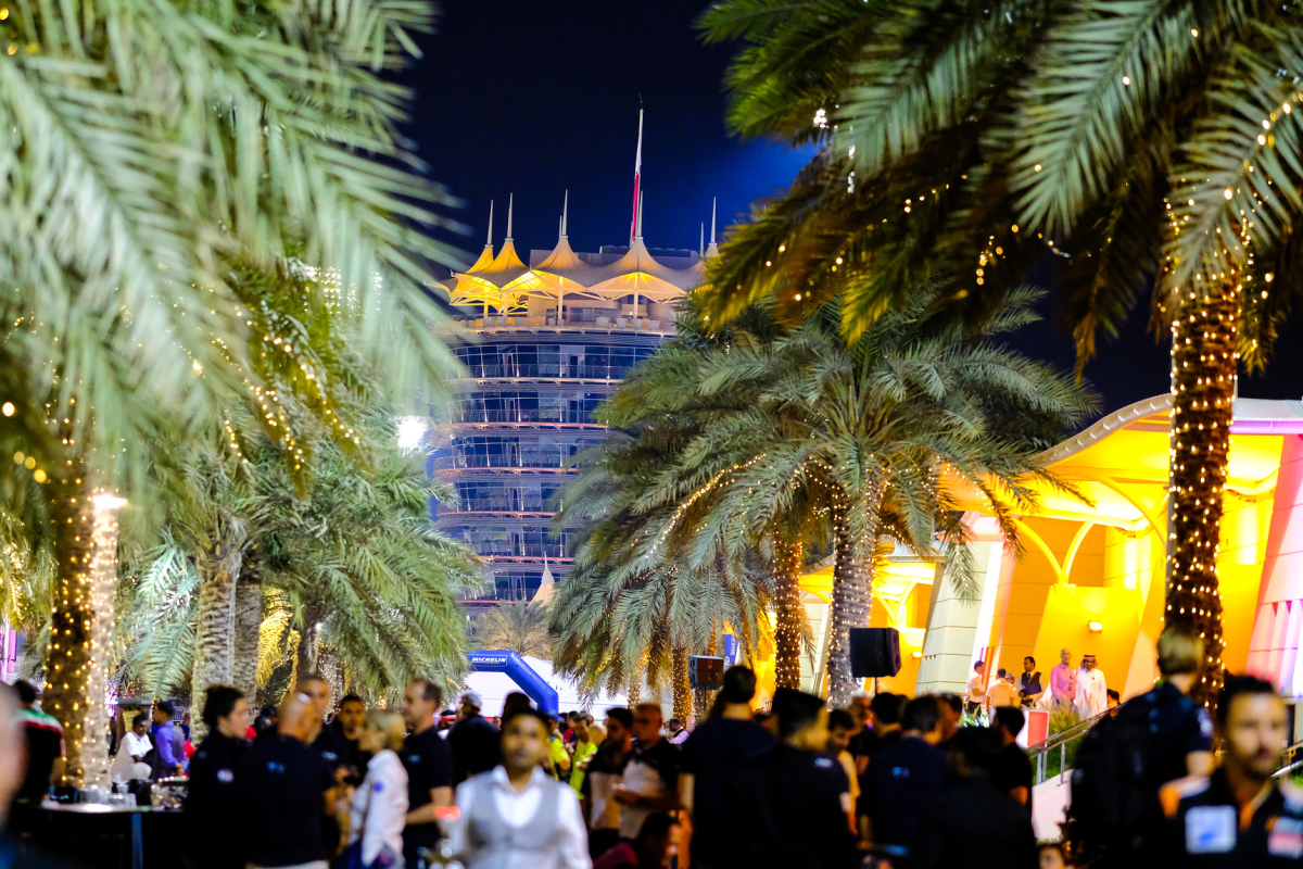 Barbecue under the stars in Bahrain (8 photos)