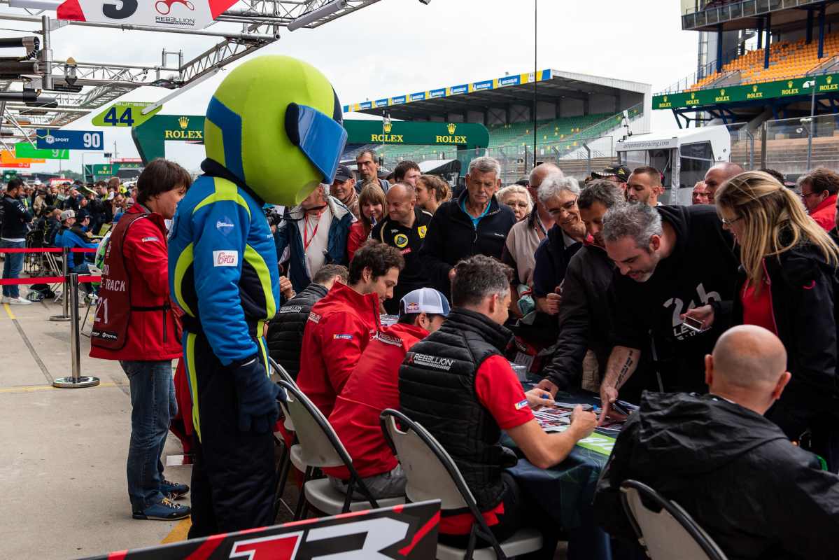 Fans flood to Le Mans for the autograph session
