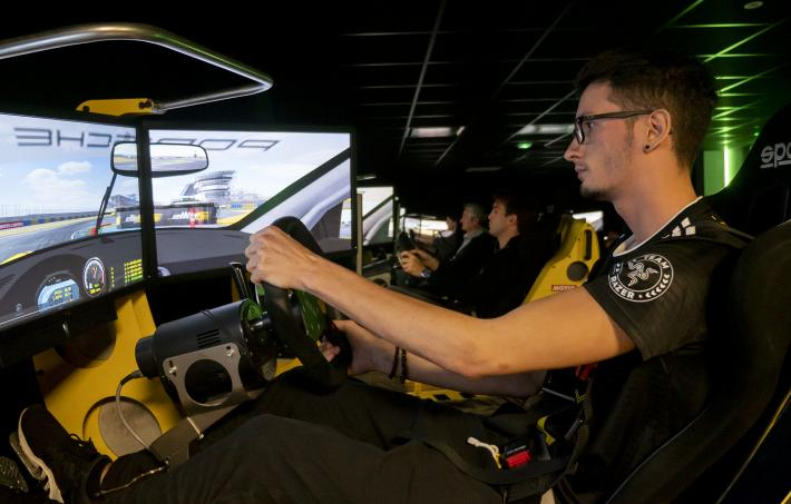 Quand les pilotes des 24 Heures du Mans affrontent un e-gamer professionnel sur simulateur