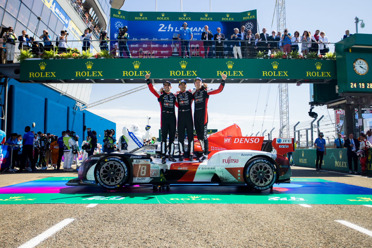 La Toyota n°8 remporte les 90es 24 Heures du Mans - Porsche GT Team fête son succès en LMGTE Pro.