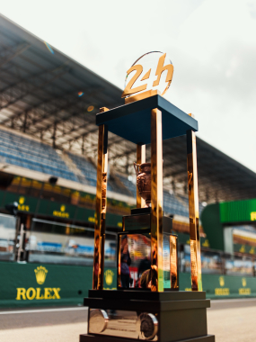 Tunnel vision. All eyes are now on the coveted @24heuresdumans trophy 🏆 Who will have the honour of 
