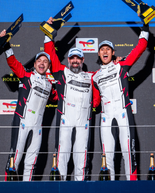 They chased it all season, now they’re holding it up high 🏆 @augusto_farfus, @1darrenleung and @gela