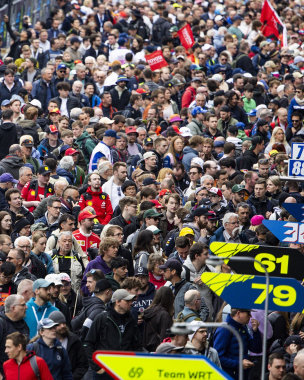 The sun is OUT and so are the fans! 🙌   There’s nothing like race day atmosphere at Spa, and the bes