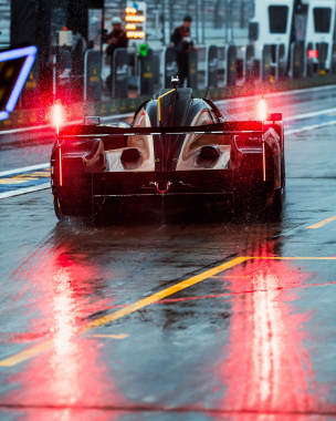 Picture-perfect Saturday 📸   Rain shots too good not to share...   #WEC #6HFuji @fujispeedway_offici