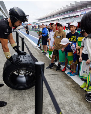 The best school trip ever? YES! 🏁🎒 Last week we welcomed children from local schools to the paddock,