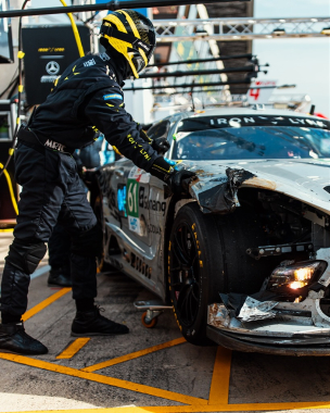 Suspension broken ❌ That’s the end of the road for the Mercedes-AMG #61 after a suspension failure. 