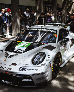 A closer look at the stunning @manthey_racing and @porsche.motorsport anniversary livery ✨🔍 What do 