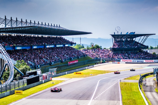 Porsche lead Audi after first 90 minutes; Dramatic Ford fire in pits