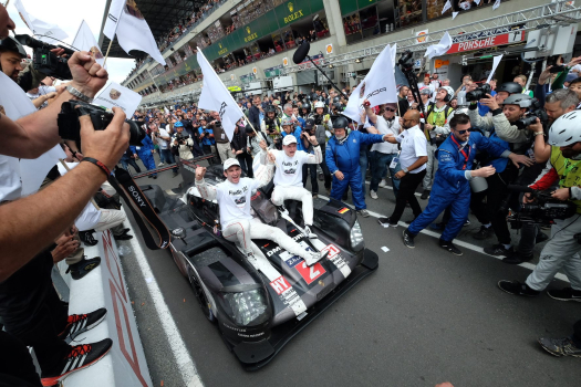 Porsche devant Toyota au Mans après un dernier tour dramatique