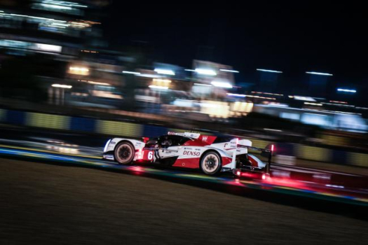 Toyota toujours en tête à mi-course