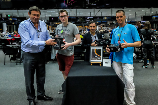 Le lauréat du Concours Photo "Spirit of Le Mans" reçoit son prix FUJIFILM