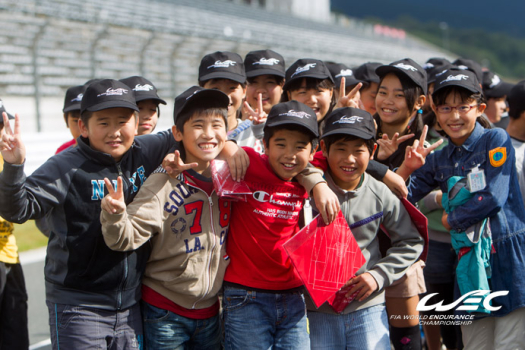 1500 écoliers japonais en visite dans les paddocks du FIA WEC à Fuji