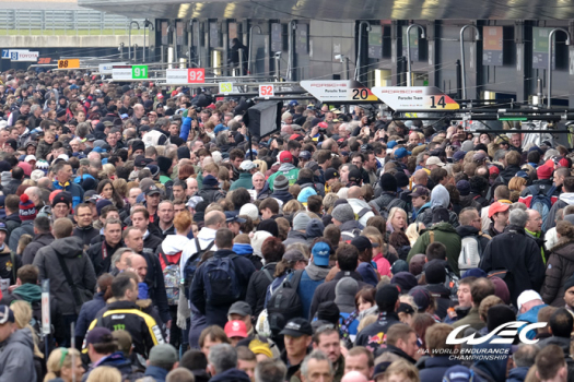 Des spectateurs par milliers dans le pitlane des 6 Heures de Silvertone