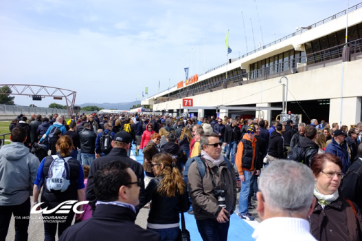 Des milliers de fans dans le pitlane du Prologue FIA WEC
