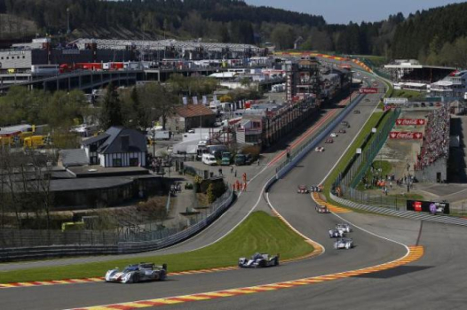 Après 1h00 : Audi est en tête alors que la voiture de sécurité entre en piste