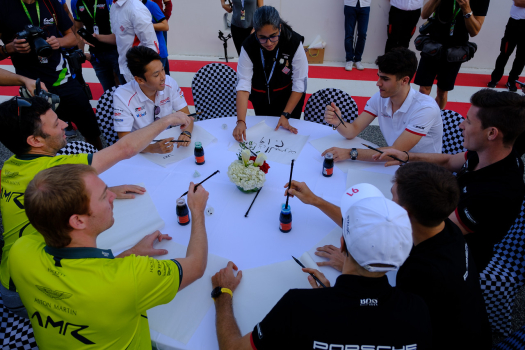 Les pilotes du WEC s’essaient à la calligraphie arabe !