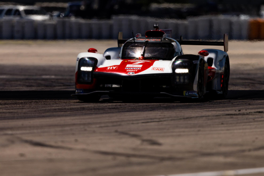Race re-starts after red flag for Lopez Accident