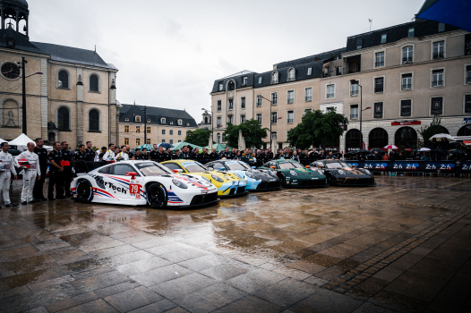 MICHAEL FASSBENDER ET SÉBASTIEN OGIER À LA RENCONTRE DU PUBLIC DES 24 HEURES DU MANS