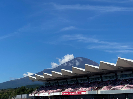 Le soleil brille sur Fuji en ce jour de course