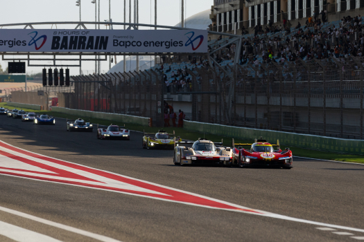 2h après le début de la course, Ferrari est en tête après un départ mouvementé